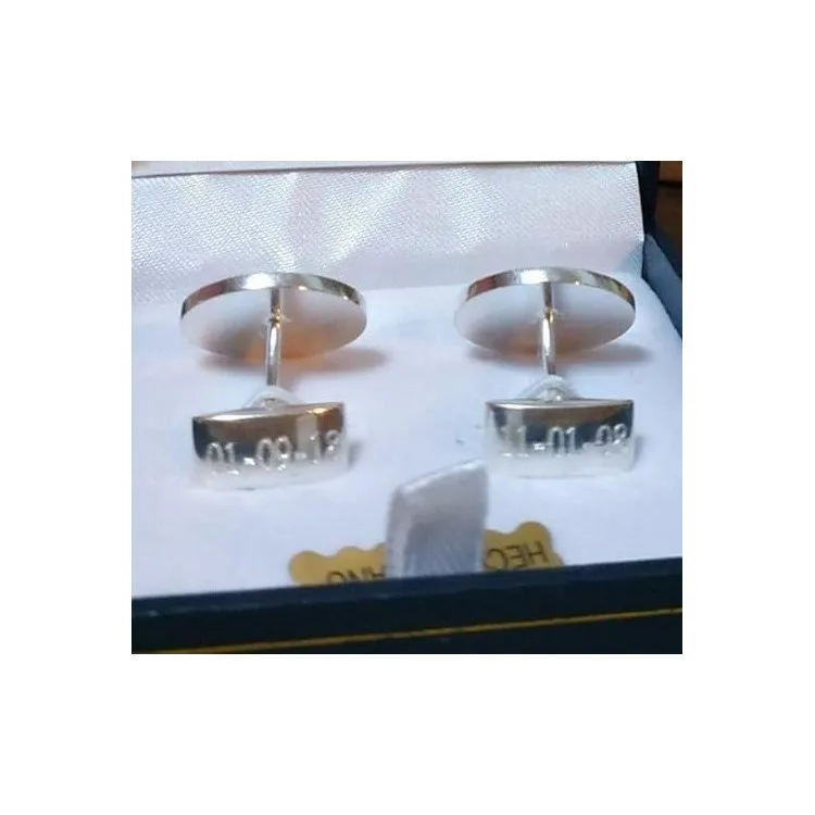 Gemelos para bodas con iniciales y fecha en plata de ley