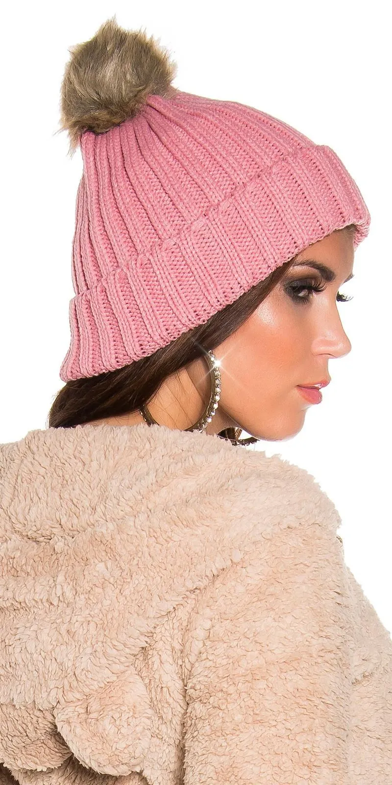 Gorro con pompom de piel salmón