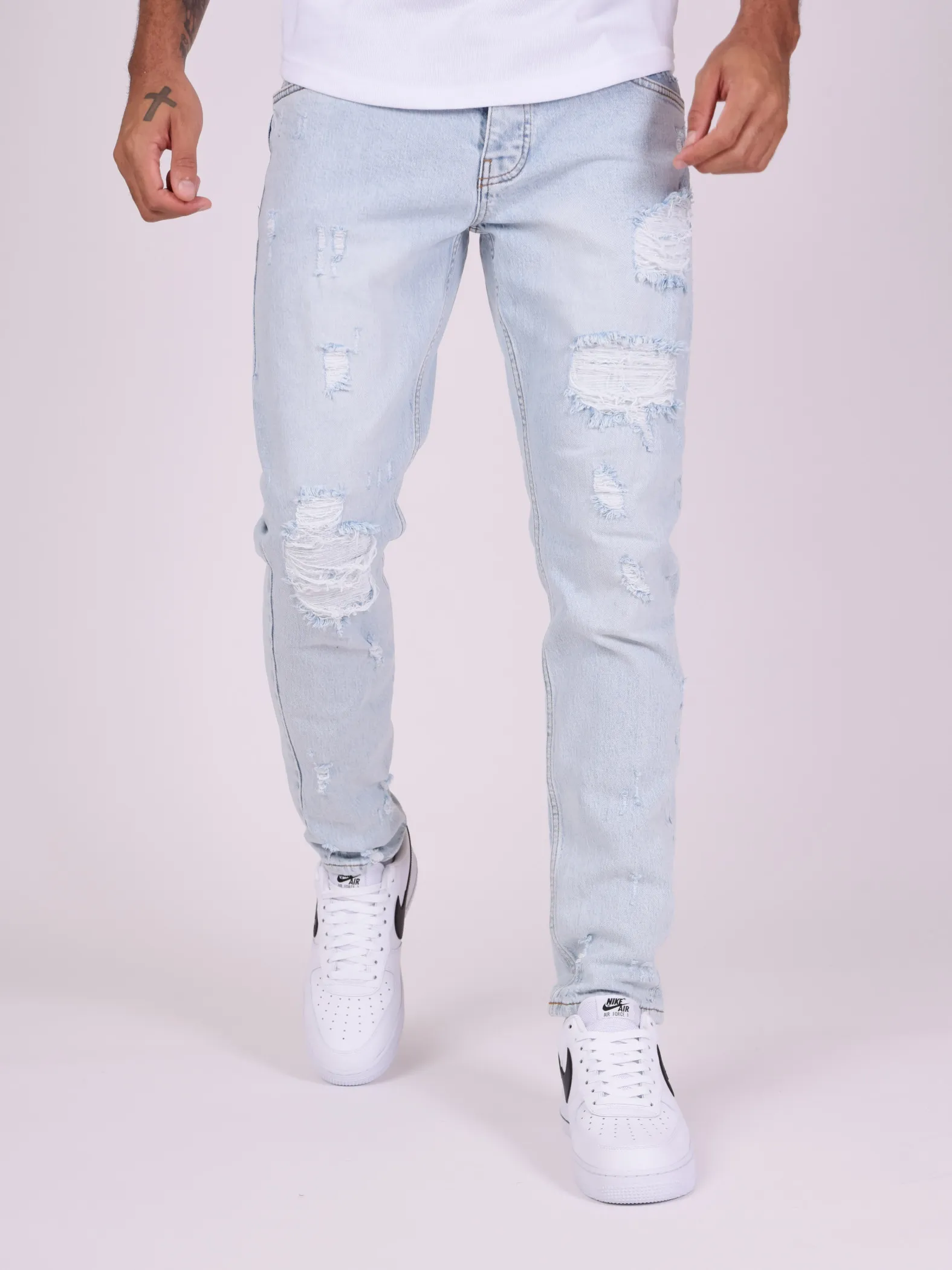 Jeans rectos rotos con agujeros