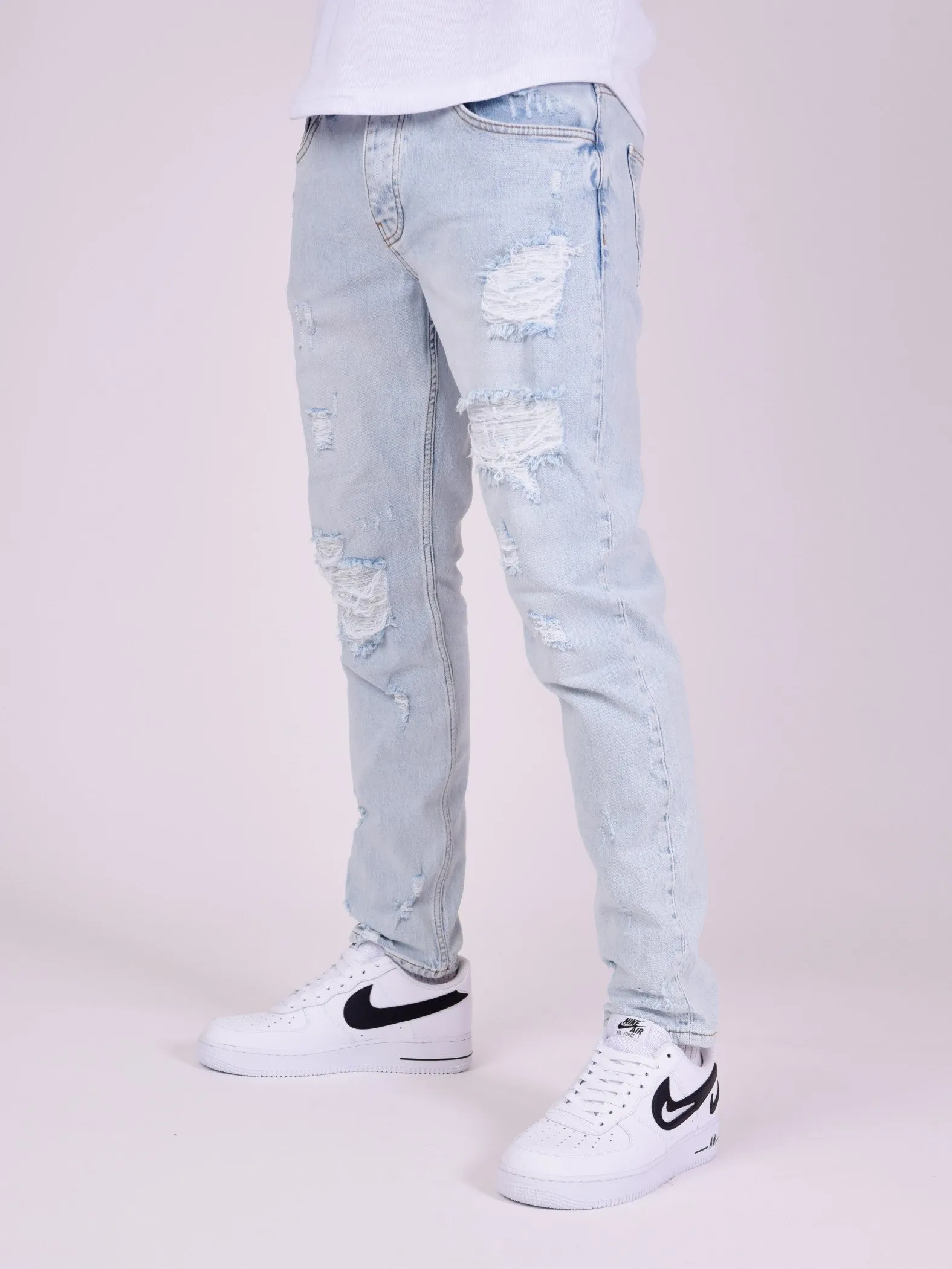 Jeans rectos rotos con agujeros