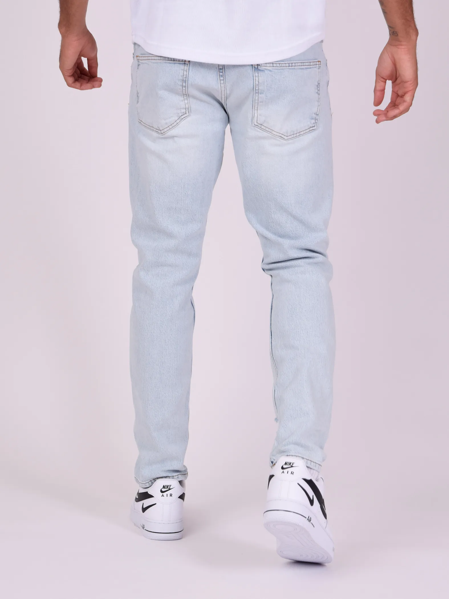 Jeans rectos rotos con agujeros