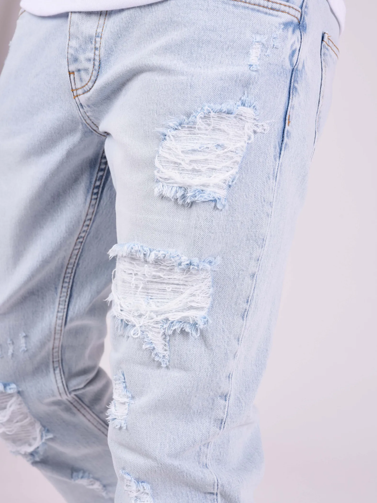 Jeans rectos rotos con agujeros