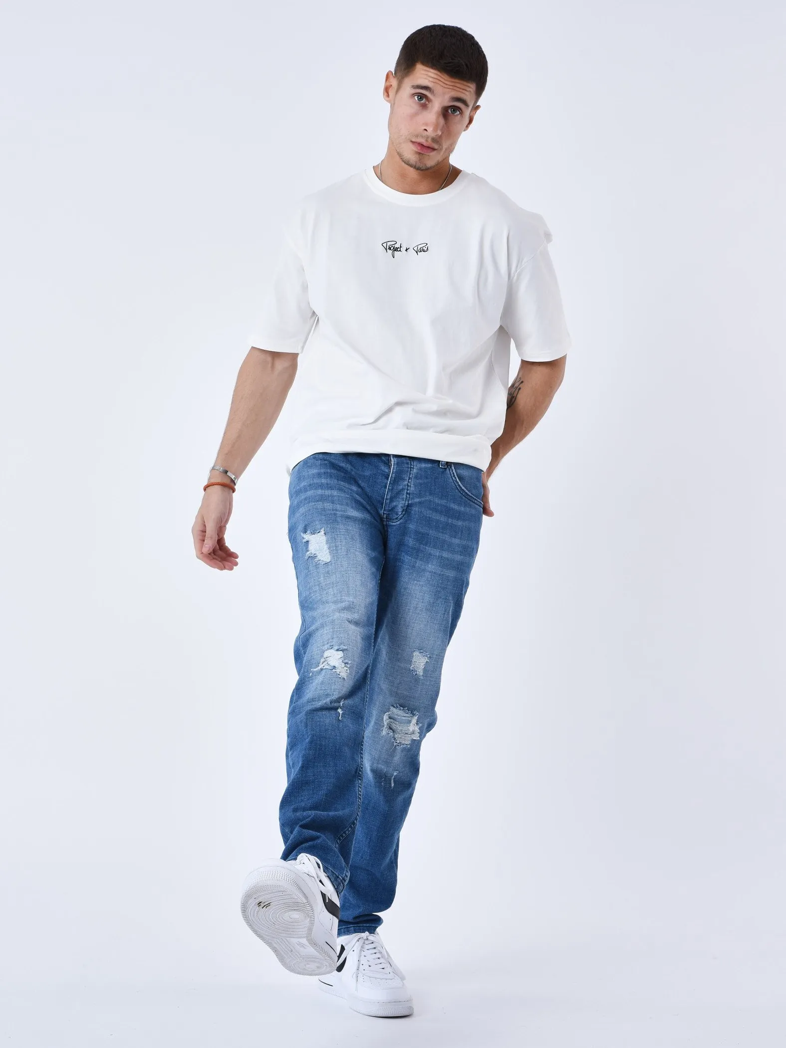 Jeans rotos normales con agujeros