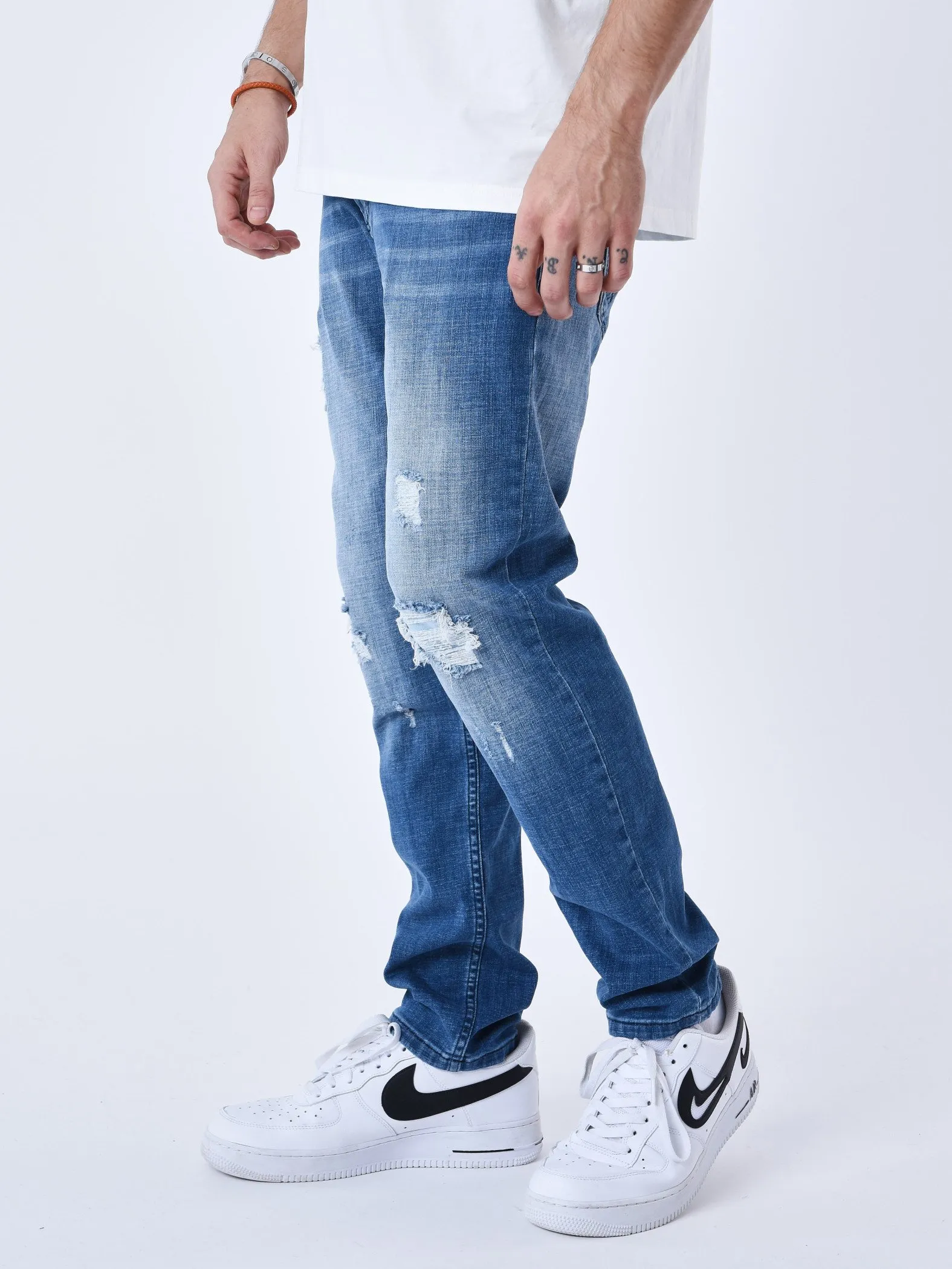 Jeans rotos normales con agujeros