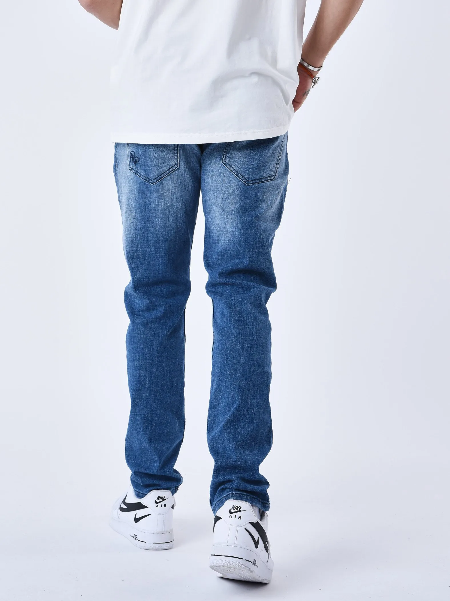 Jeans rotos normales con agujeros