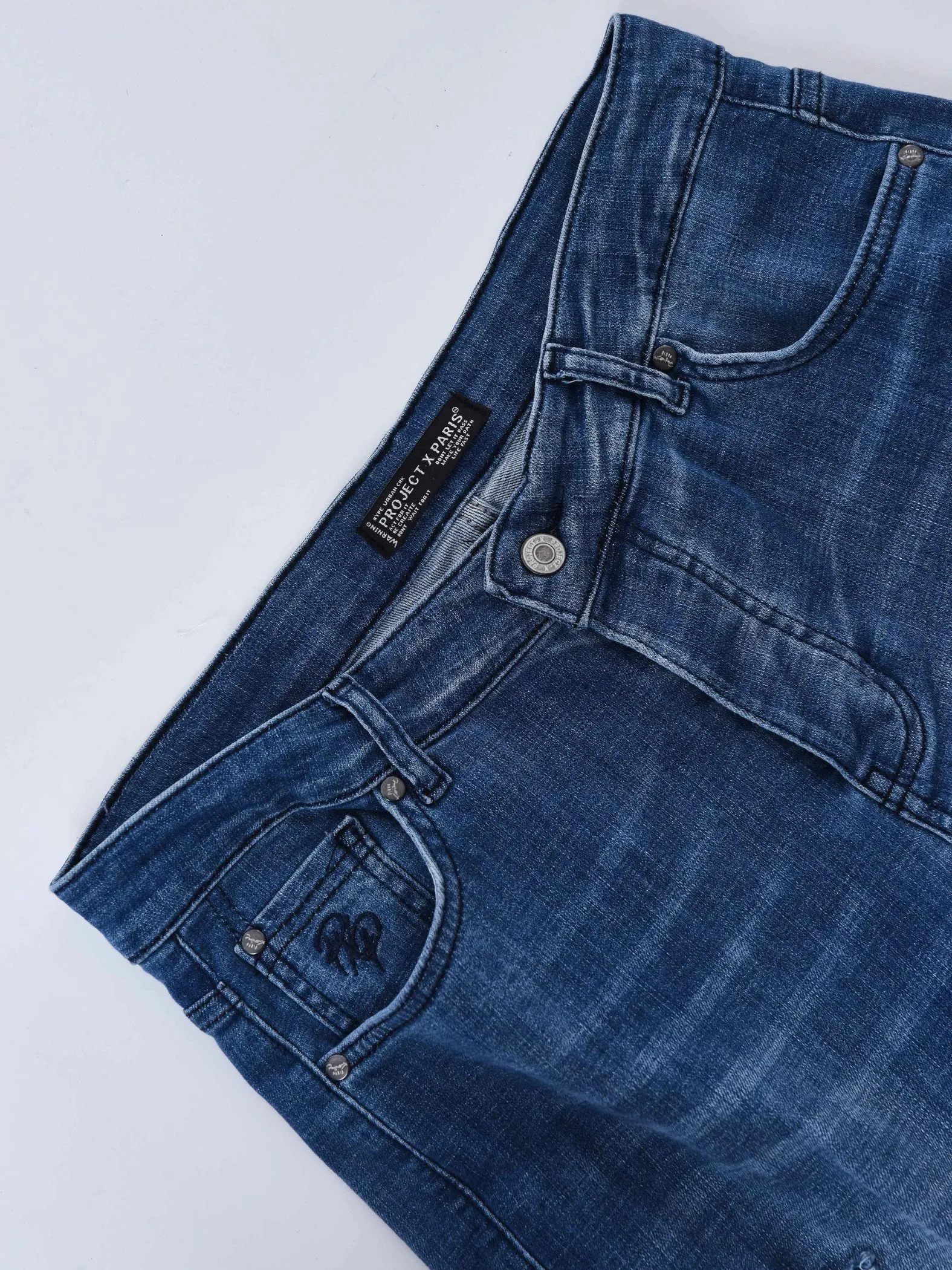 Jeans rotos normales con agujeros