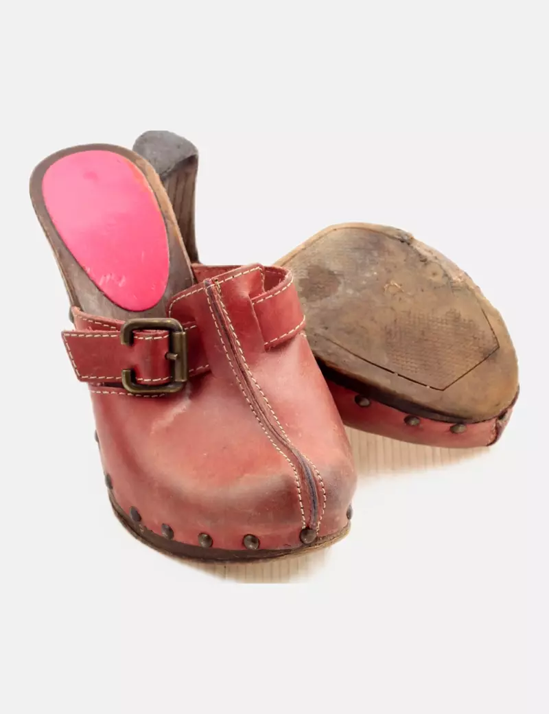 NoName Zueco granate tachas