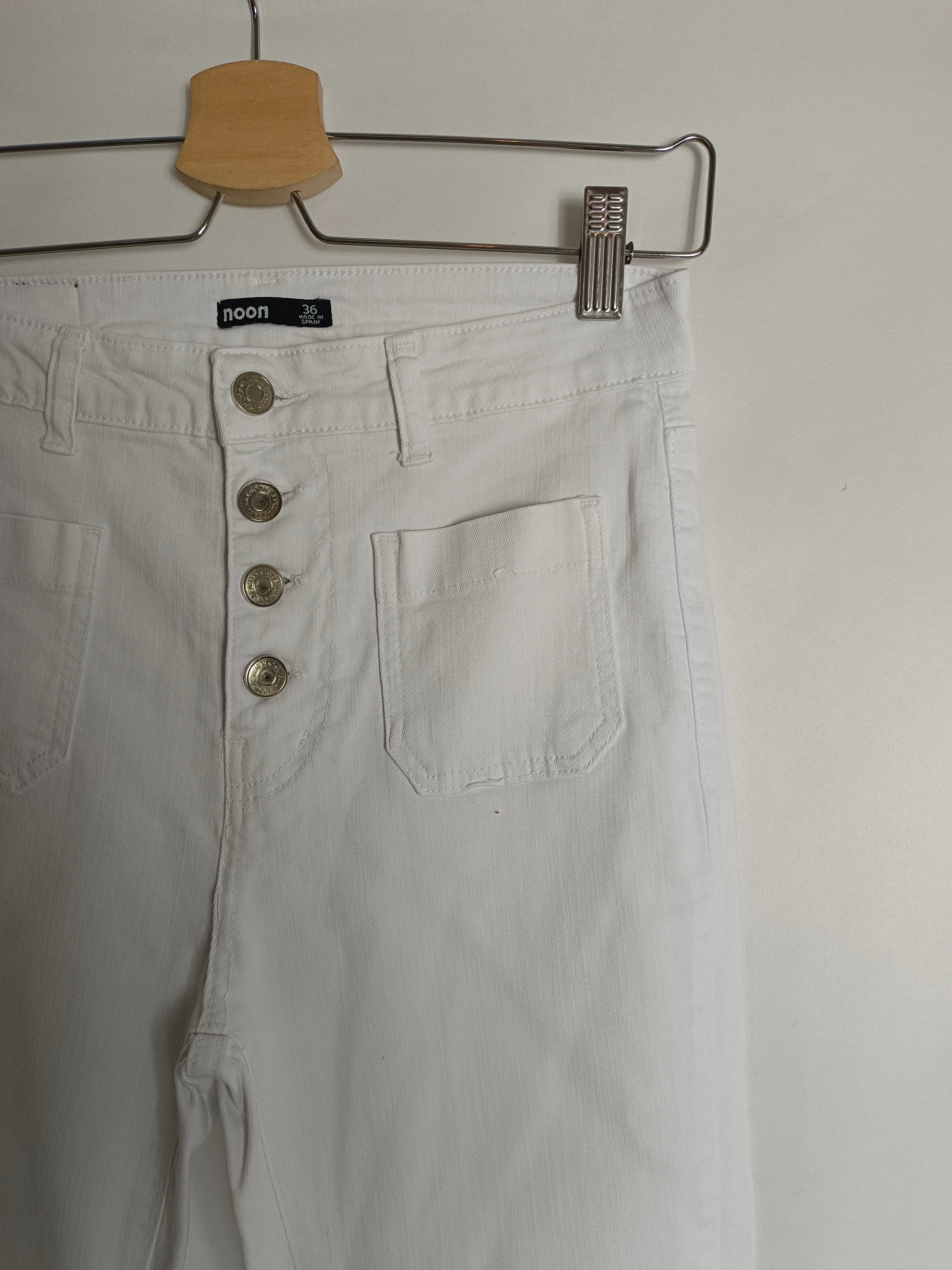 NOON. Pantalón denim botones T.36