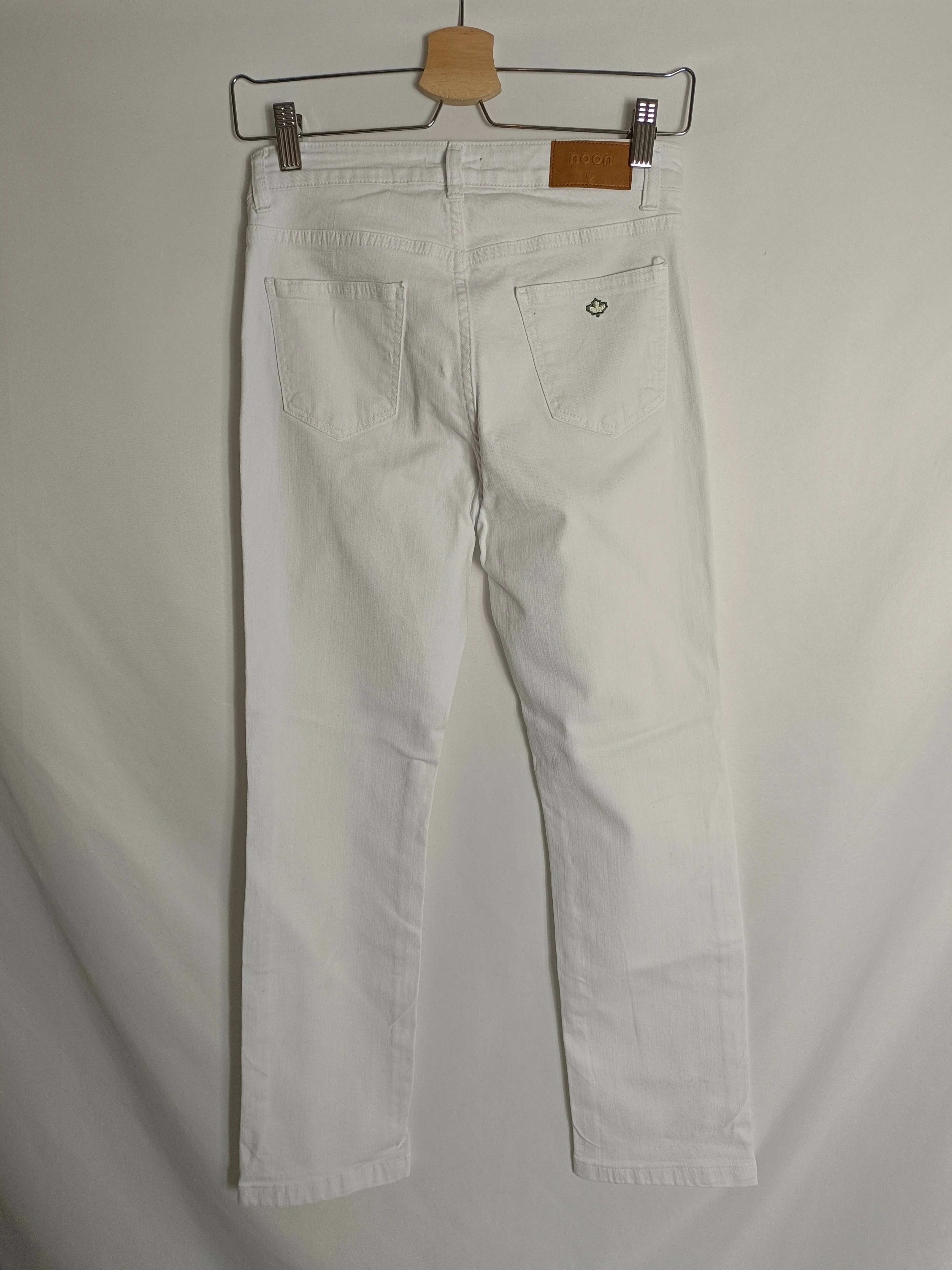 NOON. Pantalón denim botones T.36