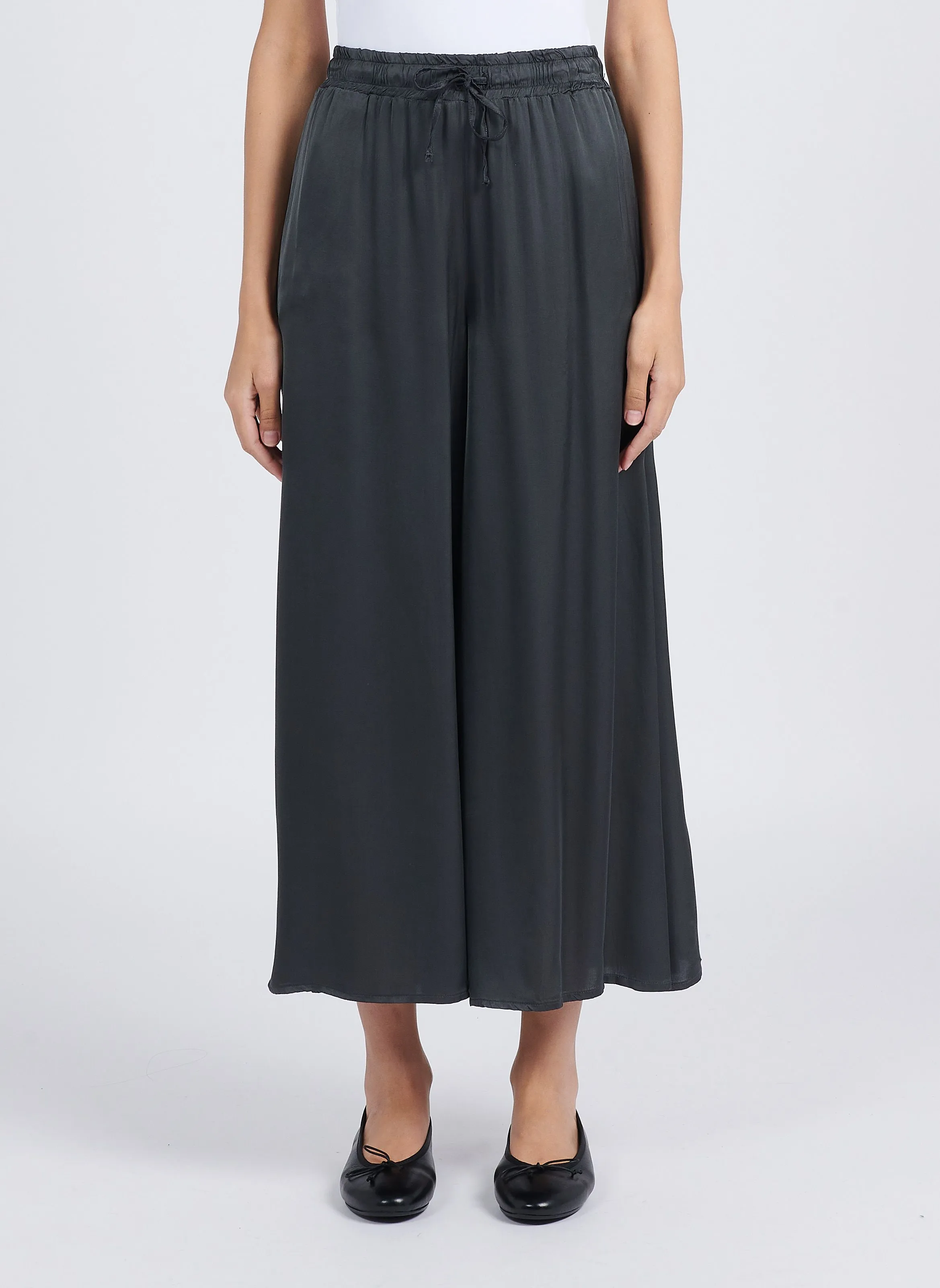 Pantalón ancho 7/8 satinado en azul