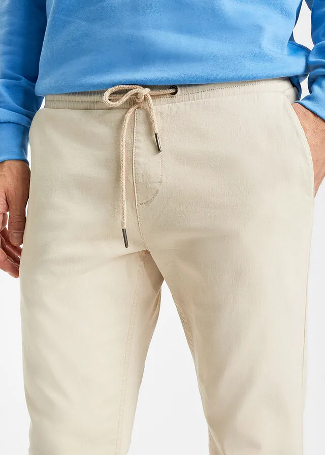 Pantalón chino elástico de corte regular, largo acortado y estilo tapered Arena claro
