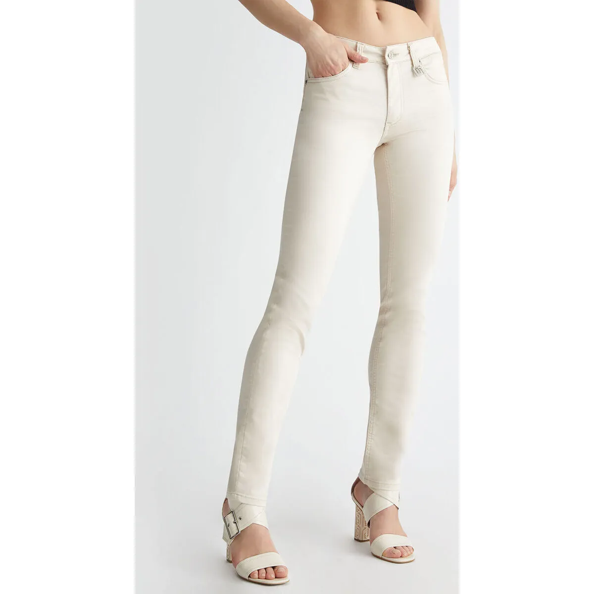 Pantalón entallado beige con charm LJ