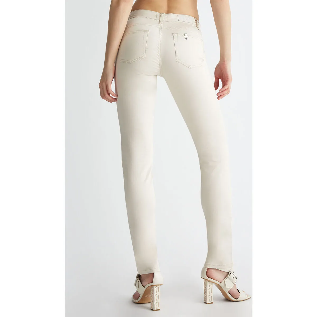 Pantalón entallado beige con charm LJ