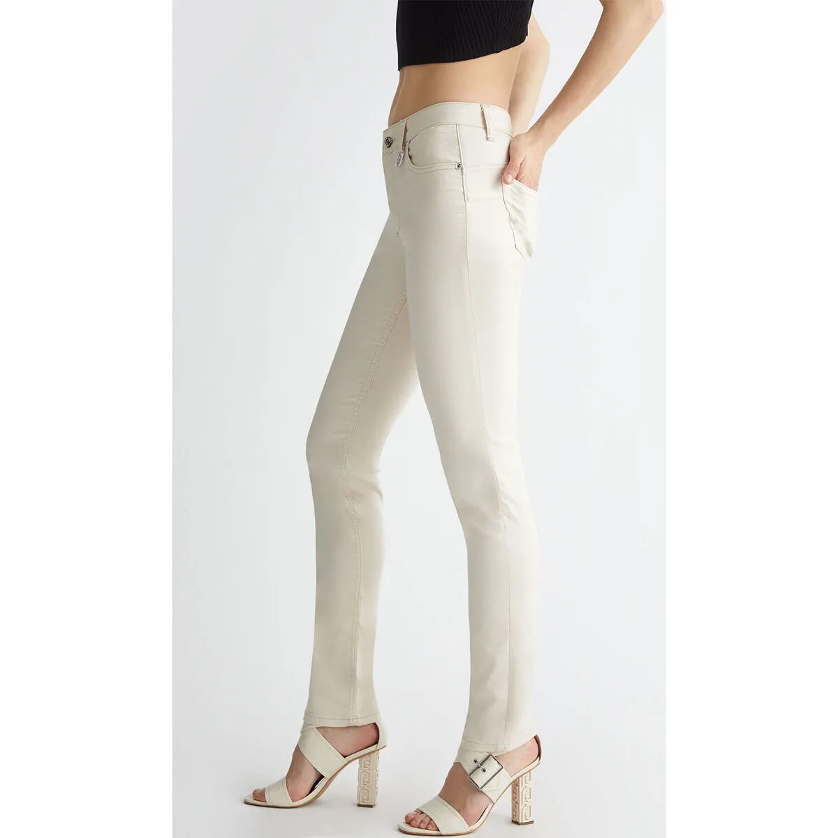 Pantalón entallado beige con charm LJ