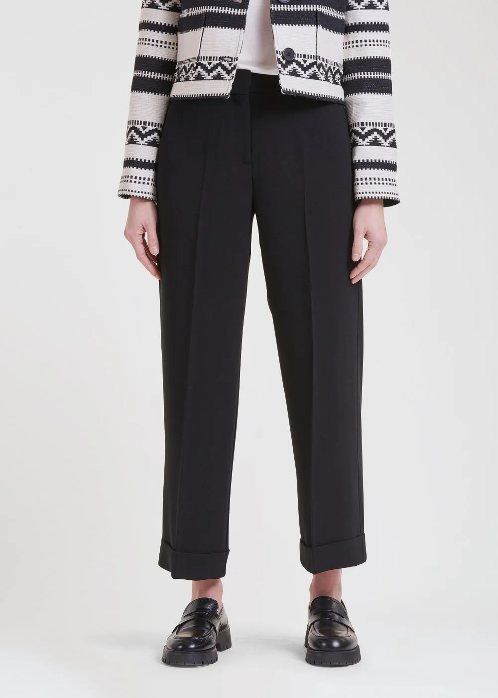 Pantalón tobillero recto de tejido crepé y talle medio alto en negro