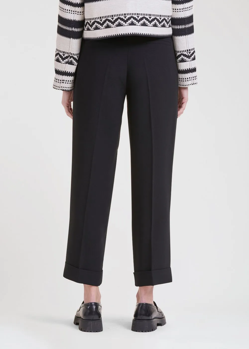 Pantalón tobillero recto de tejido crepé y talle medio alto en negro