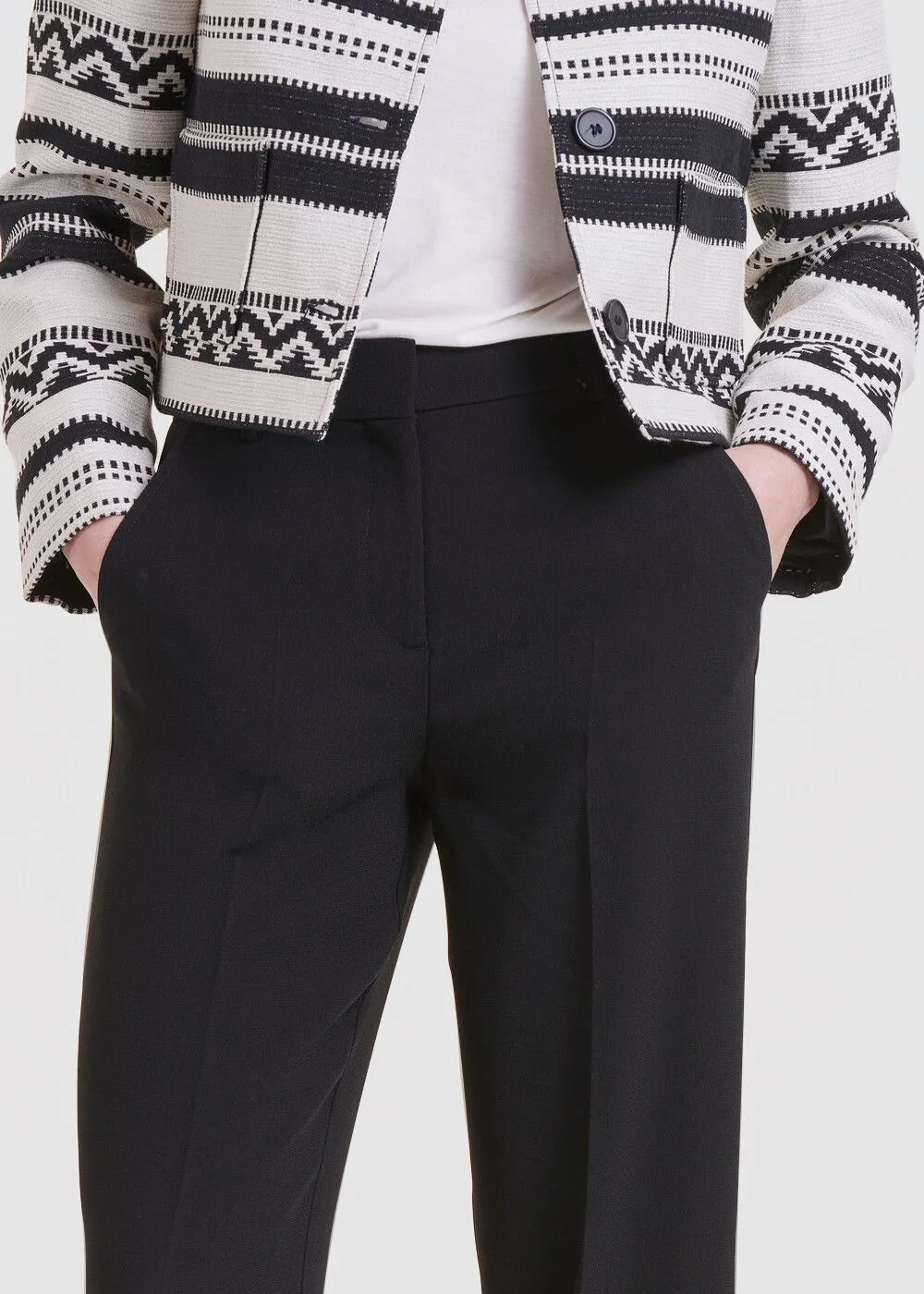 Pantalón tobillero recto de tejido crepé y talle medio alto en negro