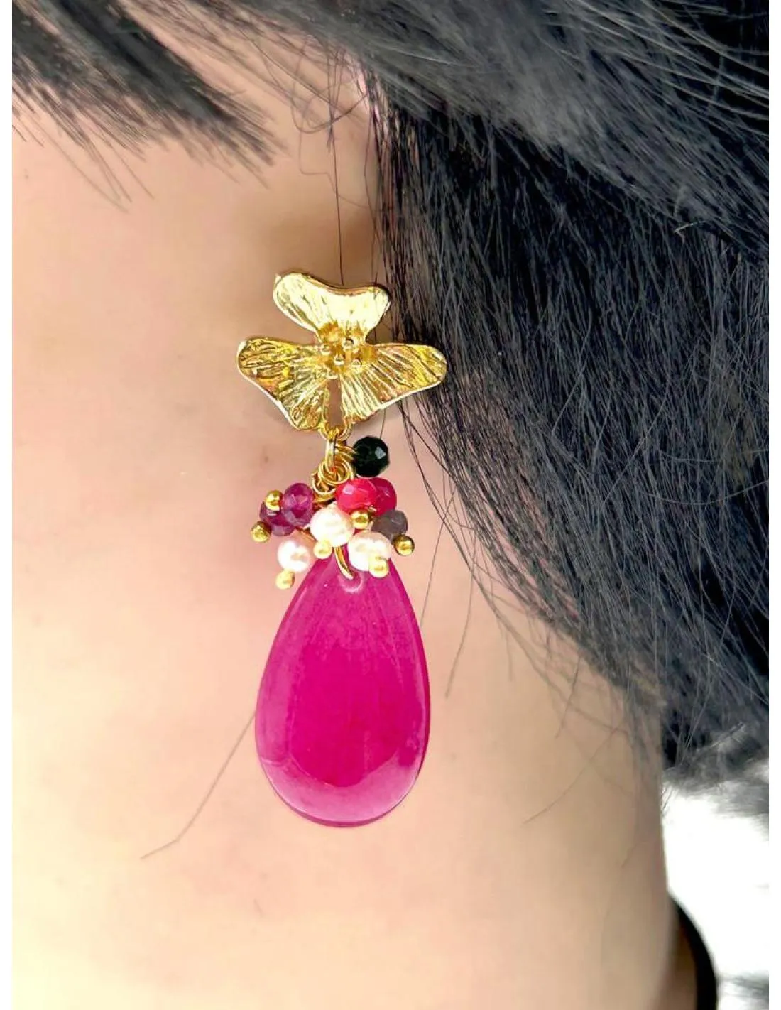 PENDIENTES DE PIEDRA LARGOS FUCSIAS Y FLOR DORADA