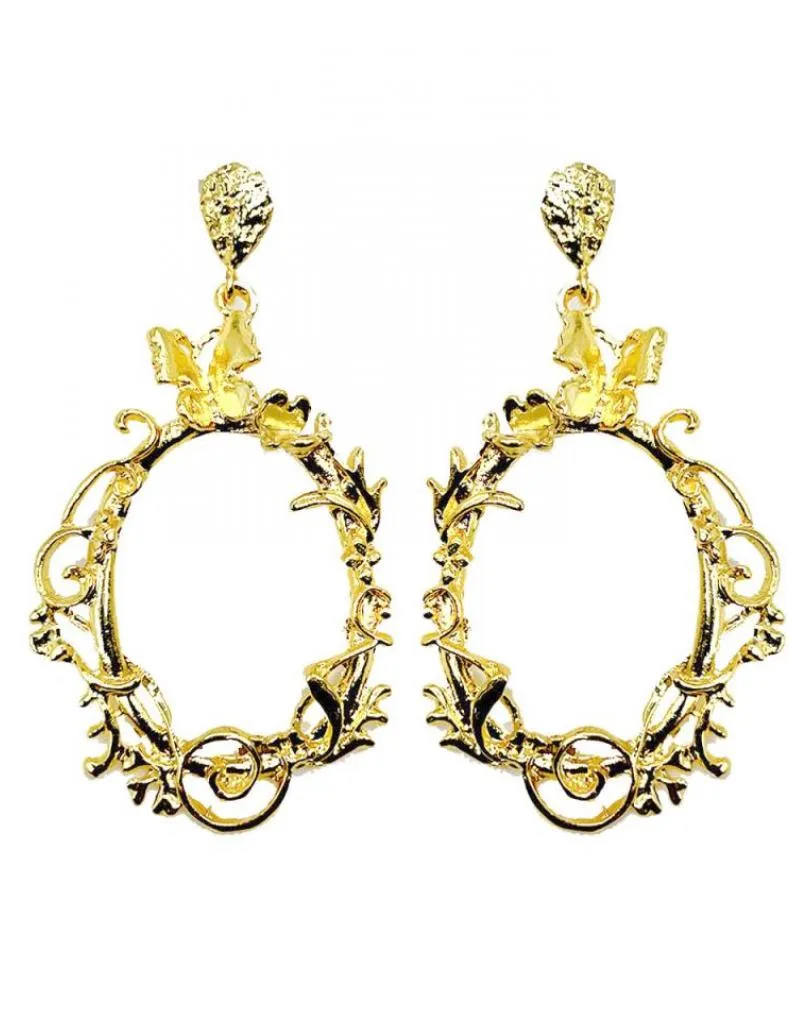PENDIENTES LARGOS DE AROS DORADOS CON FLORES Y MARIPOSAS