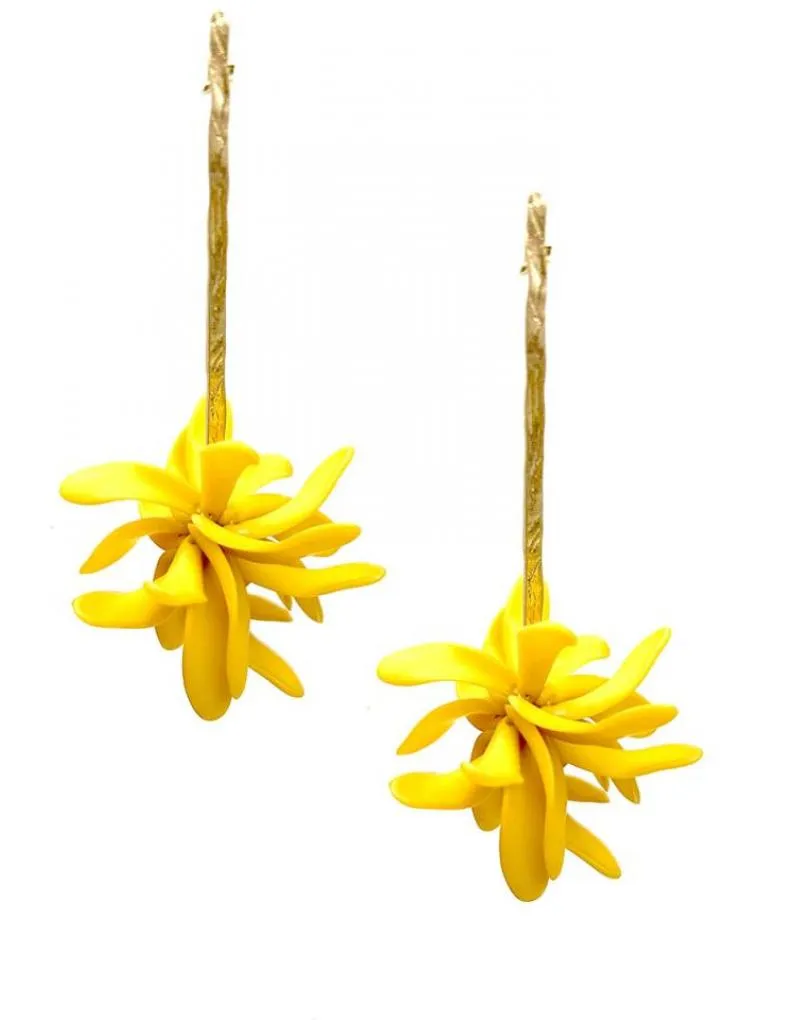 PENDIENTES LARGOS MOSTAZAS CON VISTOSA FLOR POMPON