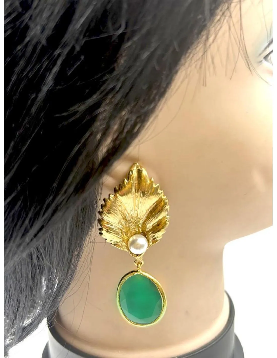 PENDIENTES VERDES LARGOS CON HOJA DORADA Y PERLITA PARA BODAS