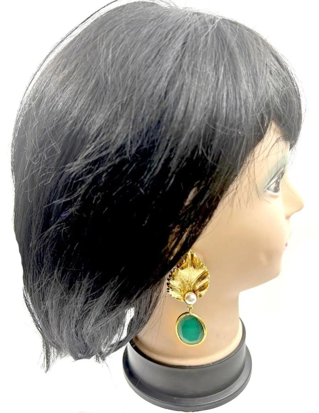 PENDIENTES VERDES LARGOS CON HOJA DORADA Y PERLITA PARA BODAS