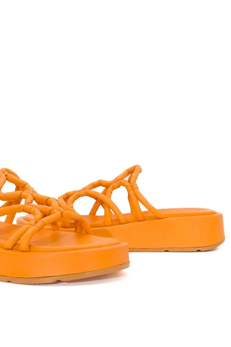 Sandalia color coral de Wonders