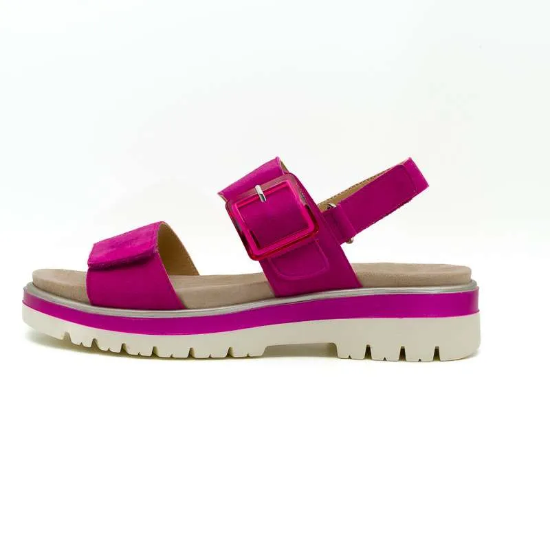 Sandalia color fucsia de Ara