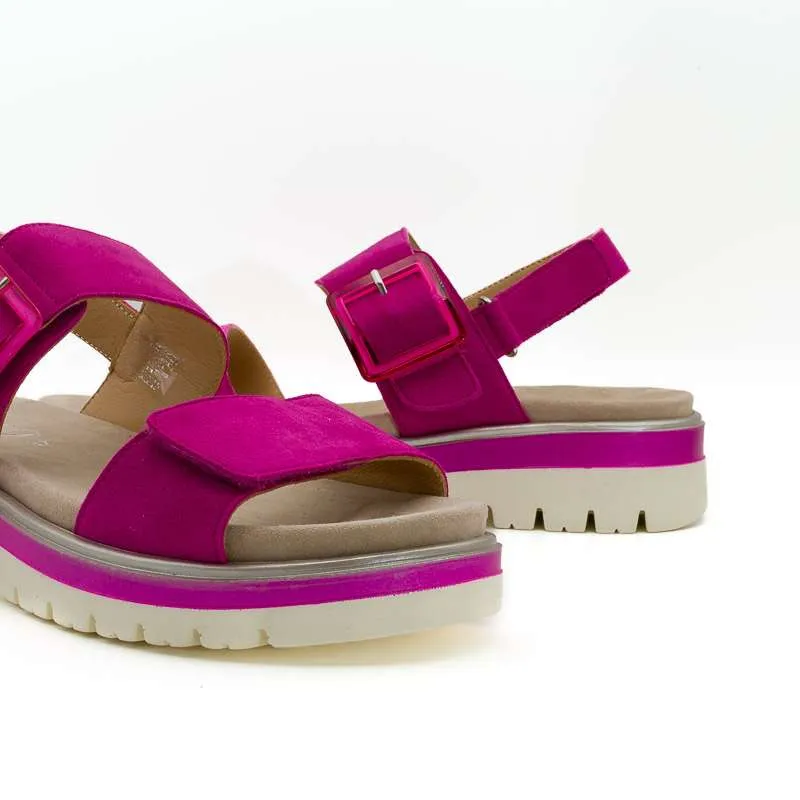 Sandalia color fucsia de Ara