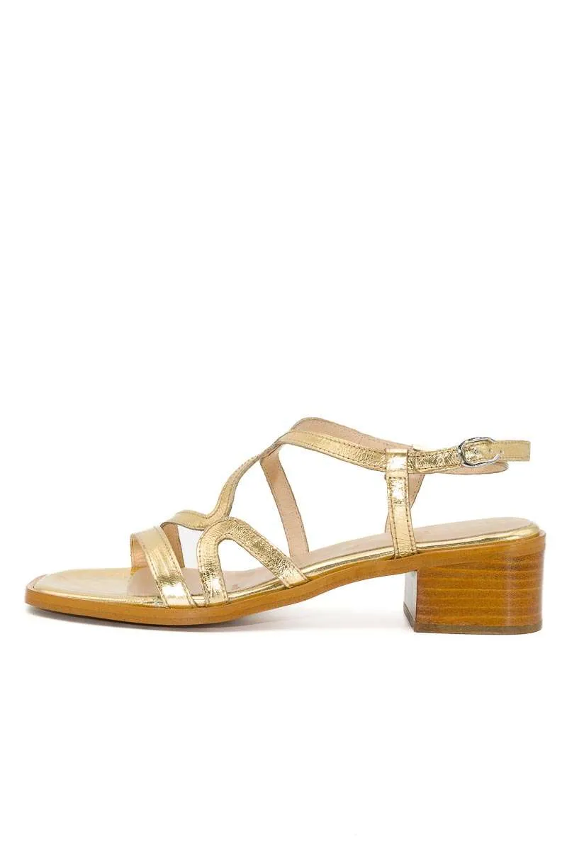 Sandalia color oro de Wonders