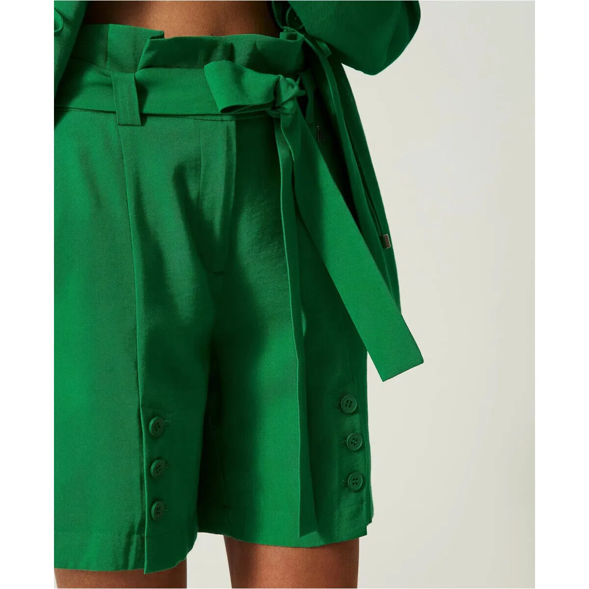 SHORTS A VITA ALTA CON CINTURA Art. 241AT2112