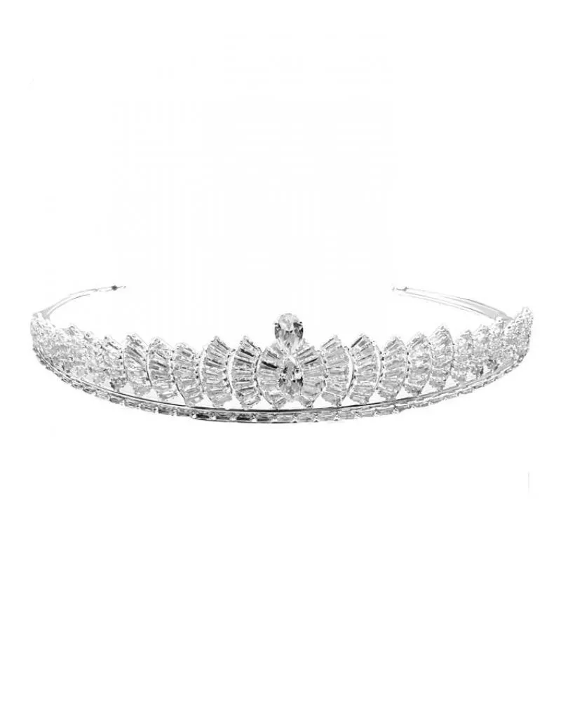TIARAS DE NOVIA CON PEDRERIA PARA RESALTAR SU PROPIA BELLEZA