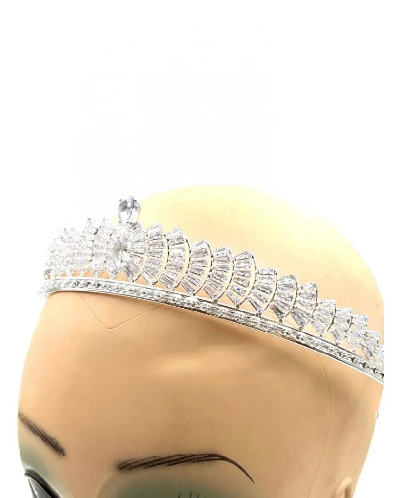 TIARAS DE NOVIA CON PEDRERIA PARA RESALTAR SU PROPIA BELLEZA