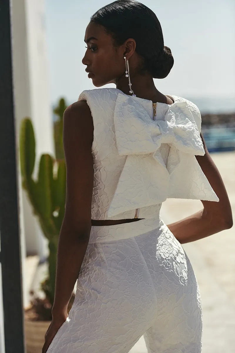 Top corto brocado blanco con lazo El Pilar