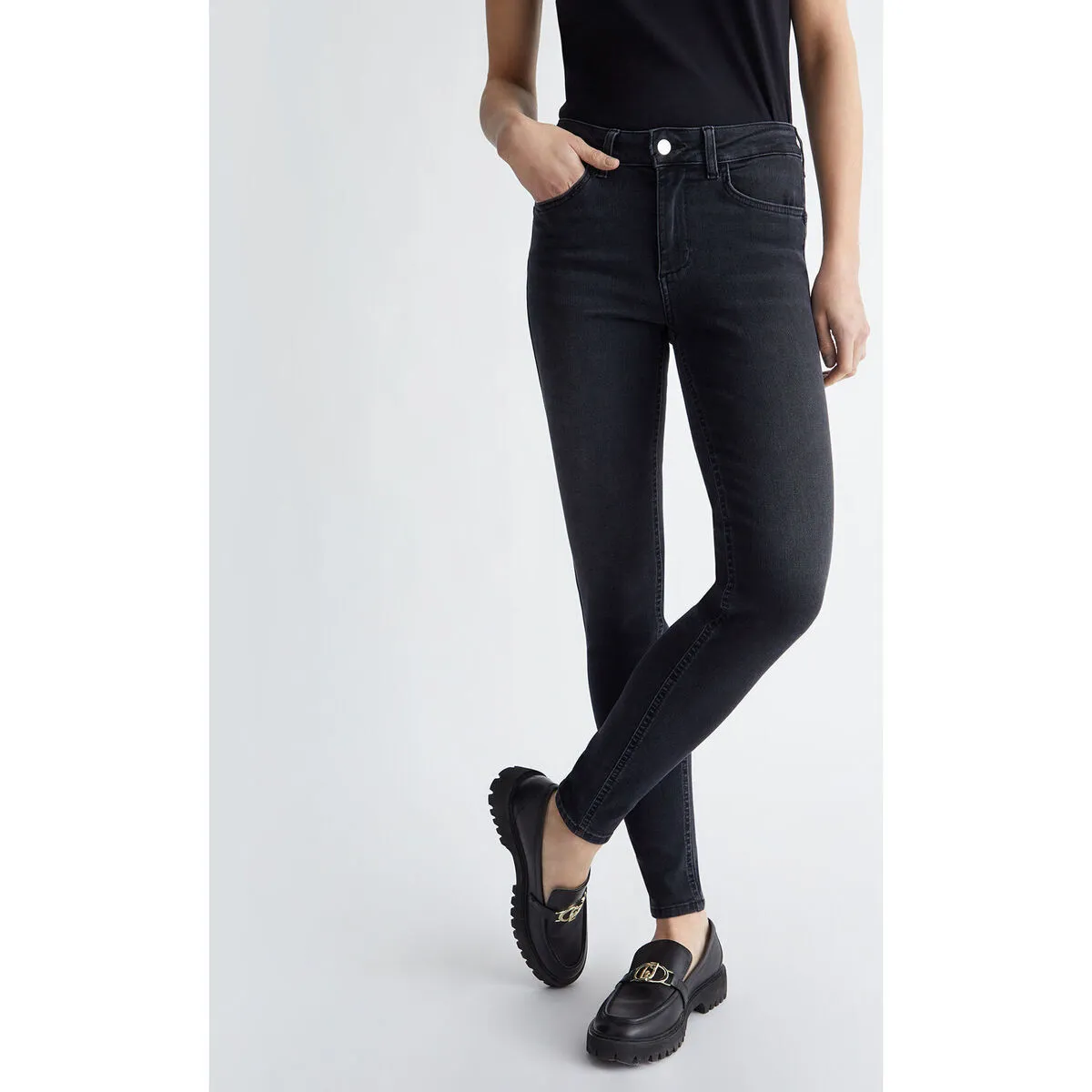 Vaqueros pitillo Bottom Up con strass