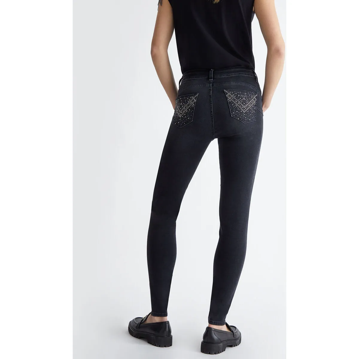 Vaqueros pitillo Bottom Up con strass