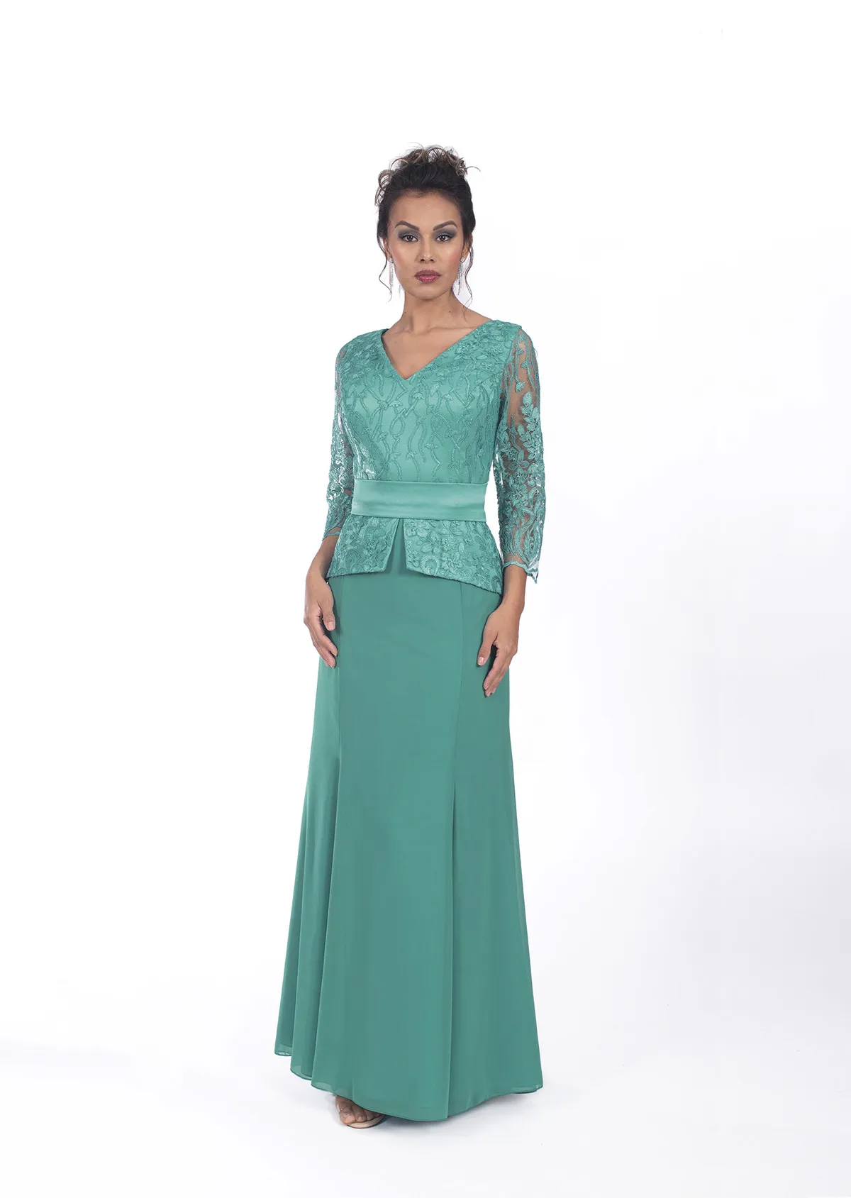 Vestido largo con mangas de guipur