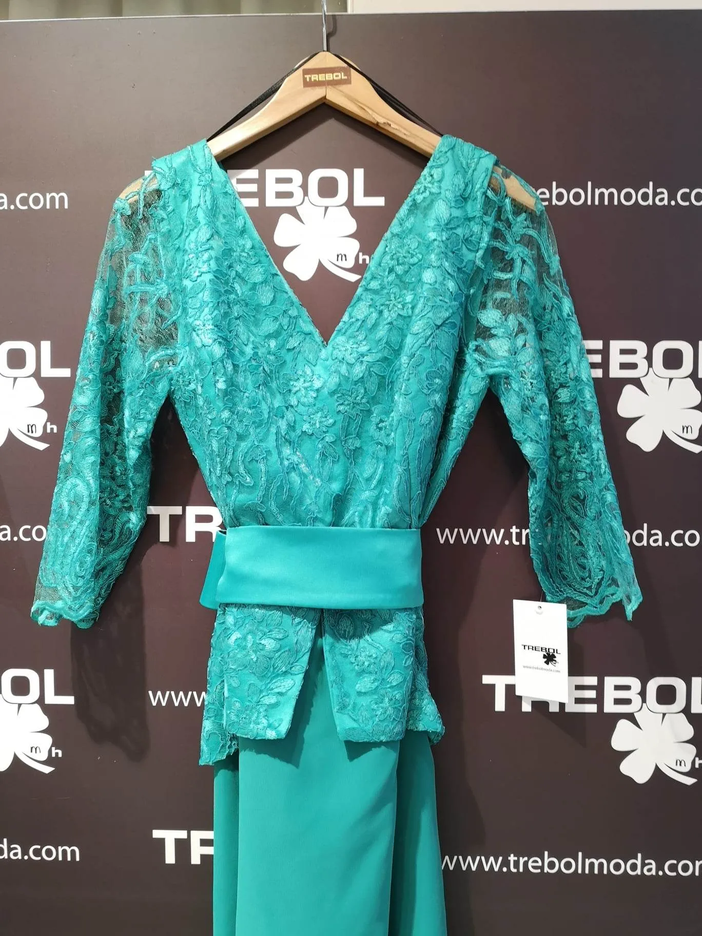 Vestido largo con mangas de guipur