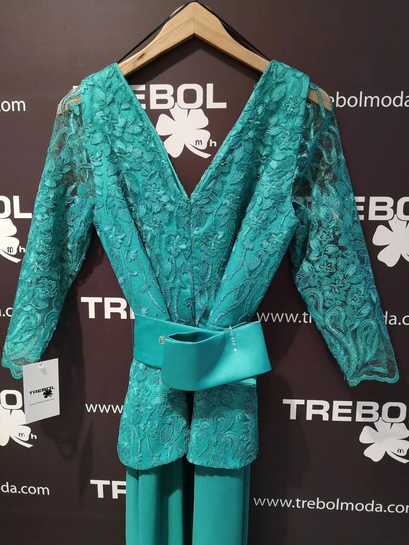 Vestido largo con mangas de guipur