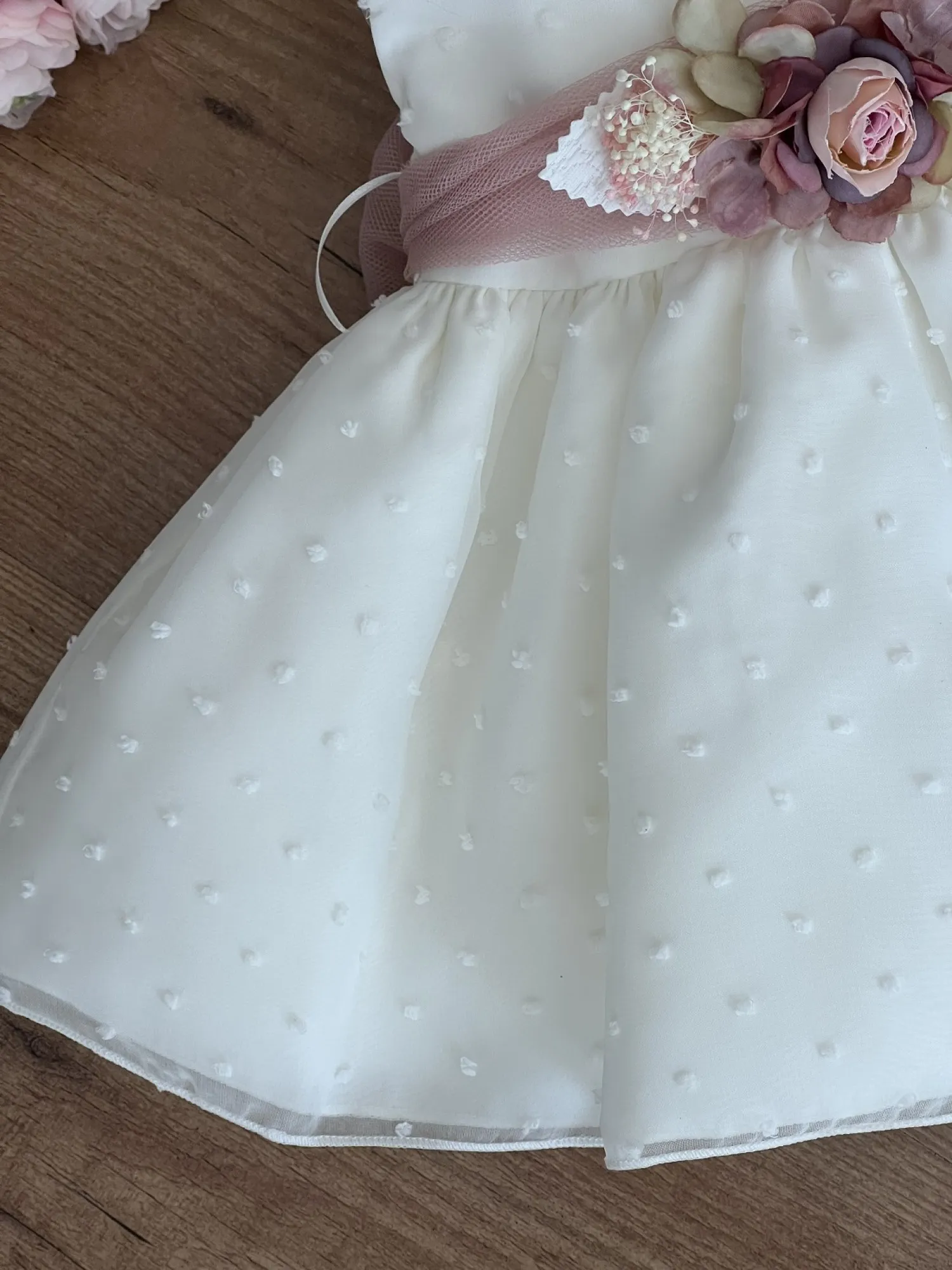 Vestido para bautizo o arras plumeti beige con rosa o verde