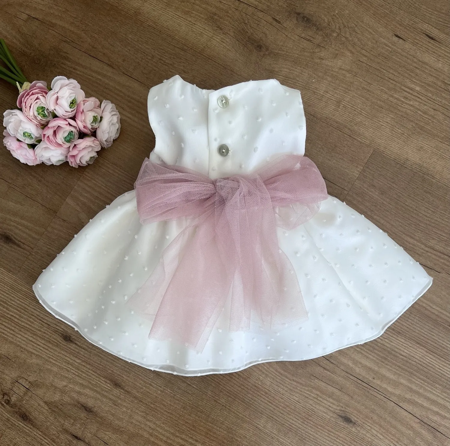 Vestido para bautizo o arras plumeti beige con rosa o verde