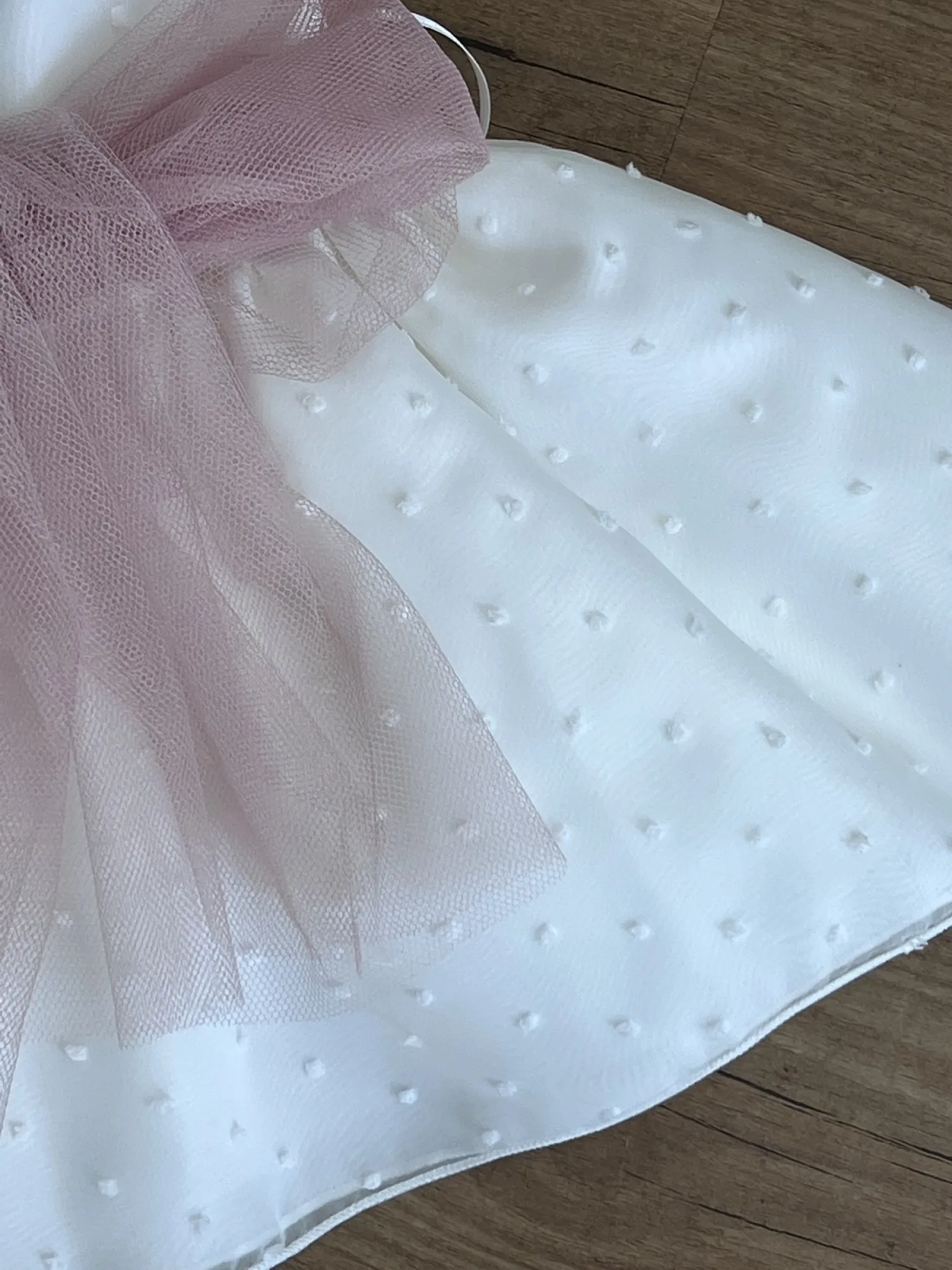 Vestido para bautizo o arras plumeti beige con rosa o verde