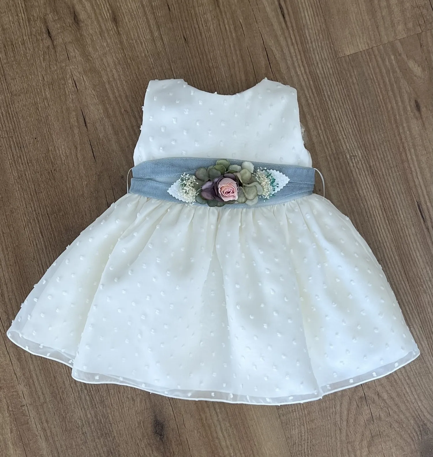 Vestido para bautizo o arras plumeti beige con rosa o verde