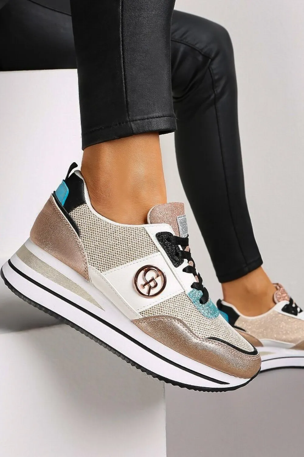 Zapatillas de moda con detalle decorativo, FF525, color champán.