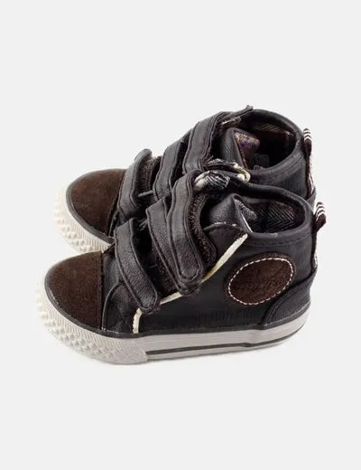 Zara Deportiva marrón con velcros