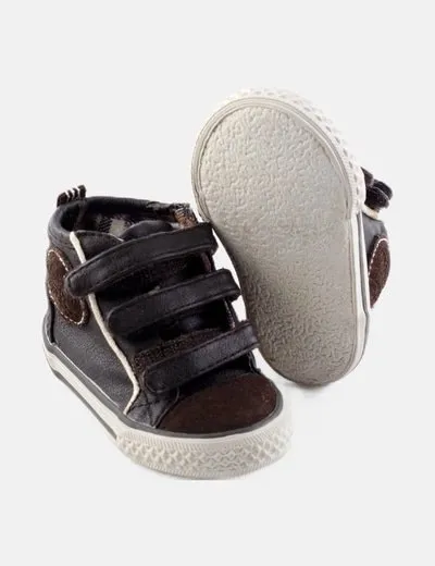 Zara Deportiva marrón con velcros